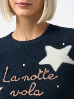 MC2 Saint Barth Woman Blue Sweater New Queen With La Notte Vola Embroidery And Stars Jacquard 8 MC2 Saint Barth Woman Blue Sweater New Queen With La Notte Vola Embroidery And Stars Jacquard -MC2 Saint Barth Shop UID QUE001400142G WOMAN KNITWEAR BLUENAVY 20240930173500 3